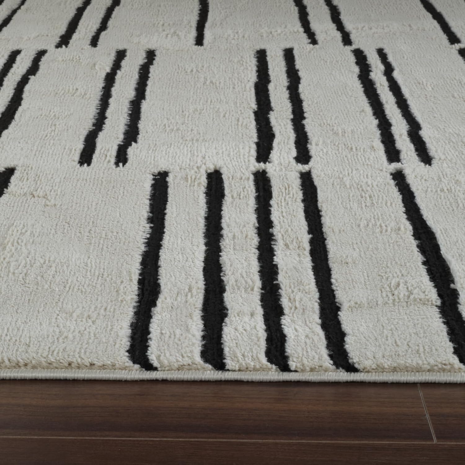 North Collection Boho Rug 4x6 High Quality  Rectilinear White and Black Area Rug